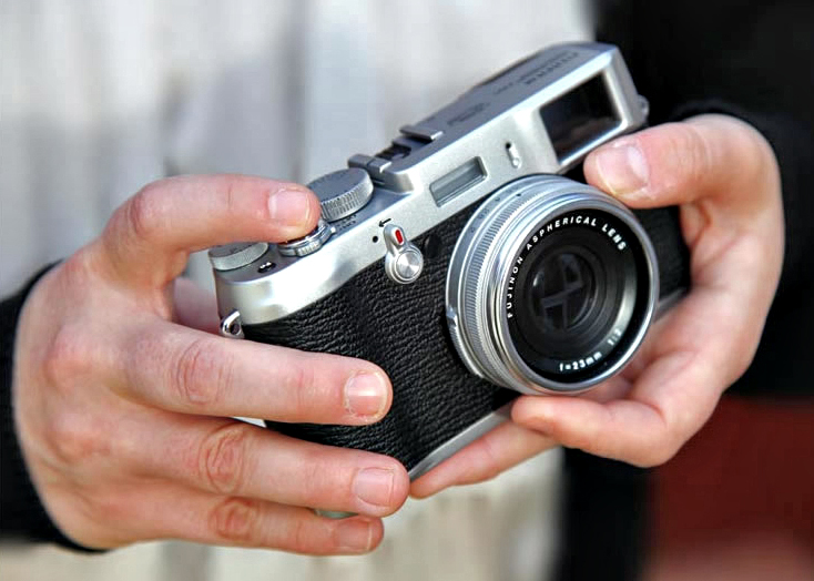Fuji-x100-in-hand