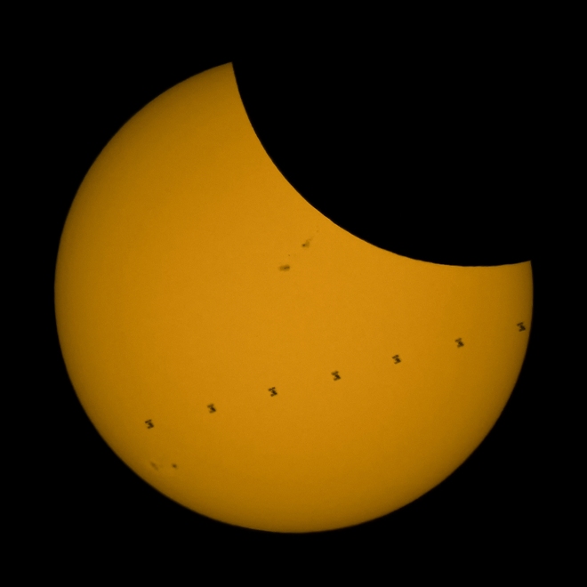 Froehlich small_ISS_Transit_&_Partial_Eclipse_7-frame_stack_502_1009-1015
