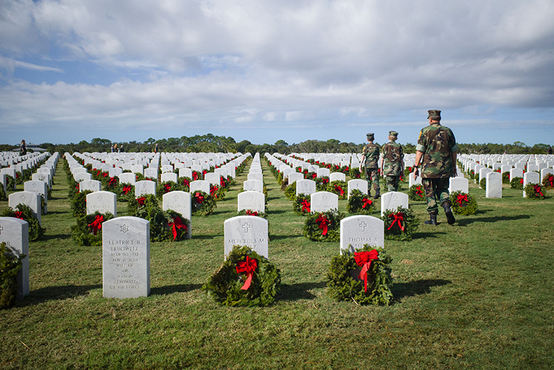 Bunnell wreath laying-small